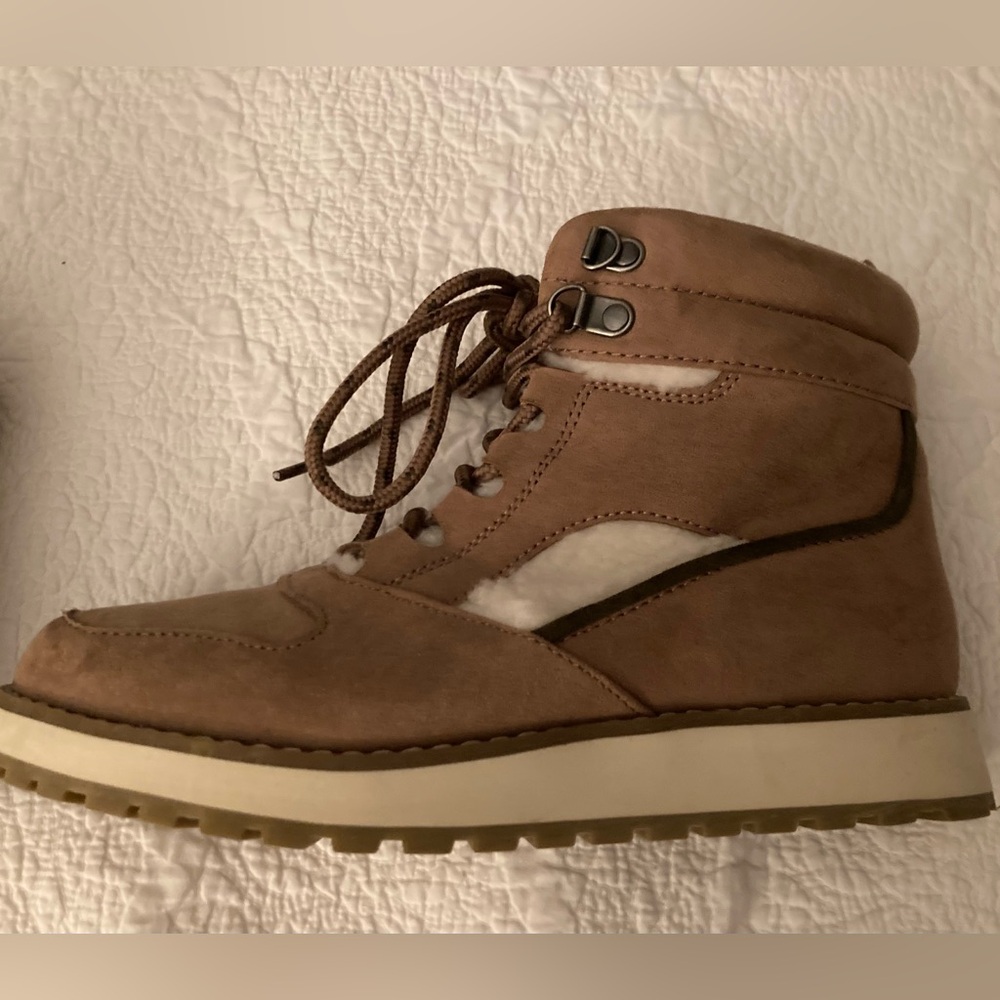 Old Navy Tan Winter Lace-Up Boots